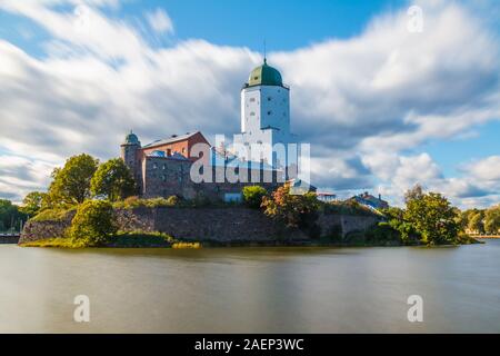 Bella lunga esposizione vista del castello di Vyborg in presenza di luce solare, Vyborg, l'oblast di Leningrado, Russia Foto Stock