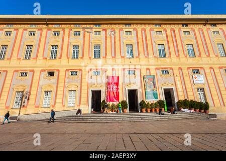 Genova, Italia - Aprile 08, 2019: il Palazzo Ducale o Palazzo Ducale è un edificio storico in Piazza De Ferrari o Piazza Ferrari a Genova, Italia Foto Stock