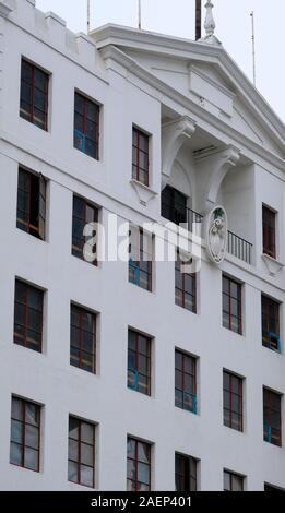 Facciata del classico edificio vecchio Foto Stock