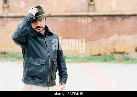 L'uomo con la giacca e il cappello in strada Foto Stock