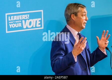 Londra, Regno Unito. Decimo Dec, 2019. Nigel Farage parla a una conferenza stampa finale prima delle elezioni, a Emmanuel Center, MARSHAM STREET, Londra. Credito: Guy Bell/Alamy Live News Foto Stock