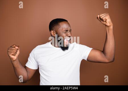 Close-up ritratto della sua egli bella attraente lieto Allegro vivace barbuto ragazzo indossa tshirt bianco avente fun gioia celebrare il raggiungimento isolato Foto Stock