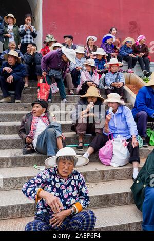 8 marzo 2019: persone raccolta e godendo il loro tempo libero di fronte alla famosa Porta di Chaoyang in Jianshui, Yunnan, Cina Foto Stock
