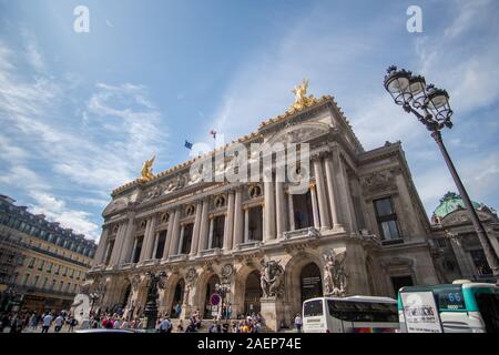 Opera Garnier a Parigi sotto il sole Foto Stock