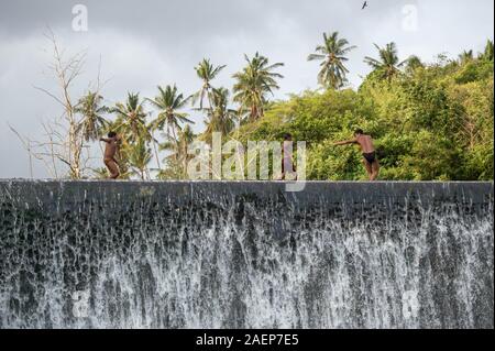 Jakarta, Indonesia. Decimo Dec, 2019. I bambini giocano sulla diga del Fiume Unda in Klungkung di Bali, Indonesia, Dic 10, 2019. Credit: Veri Sanovri/Xinhua/Alamy Live News Foto Stock