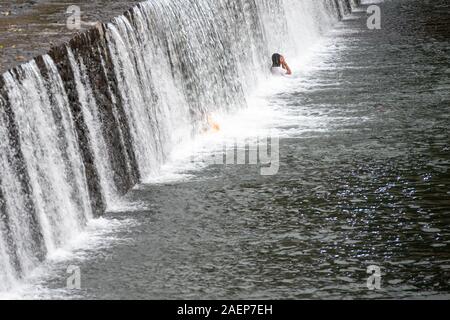 Jakarta, Indonesia. Decimo Dec, 2019. Un residente locale i bagni nel fiume Unda in Klungkung di Bali, Indonesia, Dic 10, 2019. Credit: Veri Sanovri/Xinhua/Alamy Live News Foto Stock