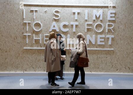 Madrid, Spagna. Decimo Dec, 2019. Tre i visitatori si incontrano in un padiglione presso la Conferenza delle Nazioni Unite sui cambiamenti climatici in Madrid. Credito: Clara Margais/dpa/Alamy Live News Foto Stock