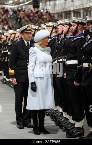 La duchessa di Cornovaglia ispeziona i membri della compagnia della nave durante la cerimonia di messa in esercizio della Royal Navy portaerei HMS Prince of Wales, a Portsmouth Base Navale. Foto Stock