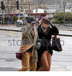 Edimburgo, Scozia, Regno Unito. 10 dic 2019. I forti venti e piogge che colpiscono Edinburgh Princes Street e il centro città. Partecipazione a cappelli dovuta al freddo vento forte e persistente pioggia. Credito: Craig Brown/Alamy Live News Foto Stock