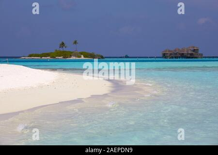 La spiaggia di sabbia bianca di Paradise Island (Lankanfinolhu), Maldive Foto Stock