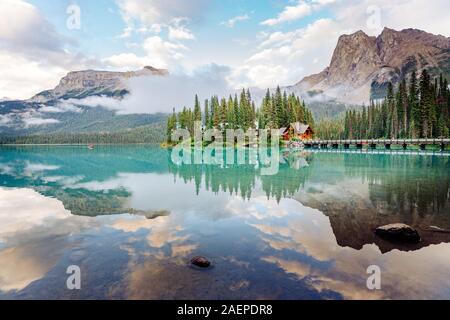 Bella riflessione al Lago Smeraldo nel Parco Nazionale di Yoho, British Columbia, Canada Foto Stock