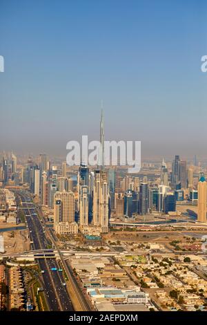 Vista aerea della città con il Burj Khalifa visto dall'elicottero, Dubai, Emirati Arabi Uniti Foto Stock