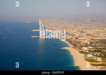 Vista aerea della città con la Al Arab visto dall'elicottero, Dubai, Emirati Arabi Uniti Foto Stock