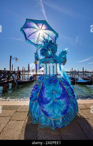 Tradizionale maschera veneziana a Venezia il Carnevale di st. Piazza San Marco, Venezia, Italia Foto Stock