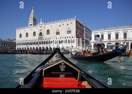 Vista del Palazzo Ducale in piazza San Marco dalla Gondola, Venezia, Italia Foto Stock