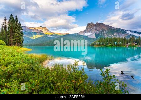 Bella riflessione al Lago Smeraldo nel Parco Nazionale di Yoho, British Columbia, Canada Foto Stock