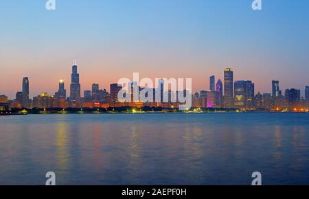 Sullo skyline di Chicago al tramonto, Chicago, Illinois, Stati Uniti Foto Stock