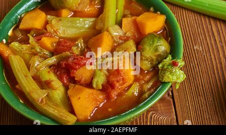 Daraba, piatto preparato con l'okra, pomodori, patate dolci, verdi, burro di arachidi, cucina del Ciad, Tradizionale assortimento di piatti africani, vista dall'alto. Foto Stock