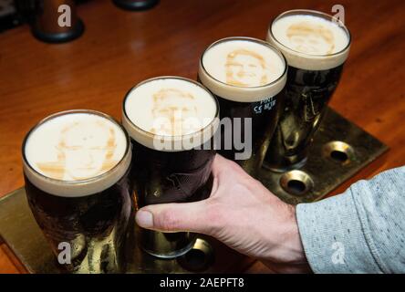 "Politico pinte" mostrano le facce del Primo Ministro Boris Johnson, leader del partito laburista Jeremy Corbyn, il gruppo del Partito europeo dei liberali democratici leader Jo Swinson e SNP leader Nicola storione, in corrispondenza dei due presidenti pub, in Westminster, Londra. Foto Stock