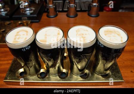 "Politico pinte" mostrano le facce del Primo Ministro Boris Johnson, leader del partito laburista Jeremy Corbyn, il gruppo del Partito europeo dei liberali democratici leader Jo Swinson e SNP leader Nicola storione, in corrispondenza dei due presidenti pub, in Westminster, Londra. Foto Stock