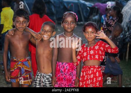 Alcuni dei bambini più poveri tra i poveri in Bangladesh, che praticano il buddismo Foto Stock