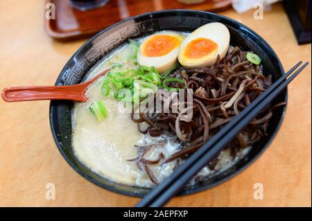Ciotola di asian Tagliatelle con funghi e uova Foto Stock