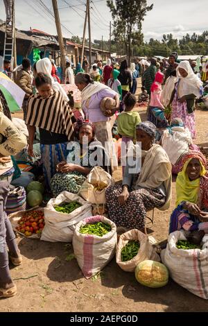 Etiopia, Amhara Region, Dabat, piccolo mercato locale, i venditori di verdure con sacchi di prodotto locali Foto Stock