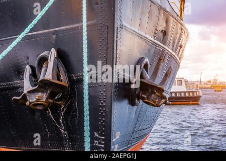 Il naso e gli elementi di ancoraggio di un nero icebreaker ormeggiati nel porto Foto Stock