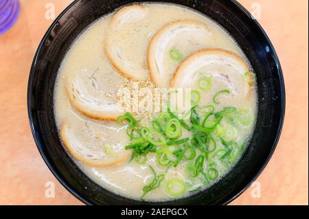 Carne di maiale Tonkotsu ramen noodle giapponesi Foto Stock