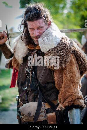 2018-10 06 L'isle Sur La Sorgue , Francia.Viking maschio con la spada sulla spalla. Viking weekend . editoriale. Foto Stock