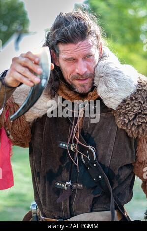 2018-10 06 L'isle Sur La Sorgue , Francia.Viking dicendo cheers con tromba cup, editoriale, Viking weekend. Foto Stock