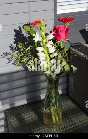 Bouquet di rose rosa, rosso gerbera e piccoli fiori bianchi. Vivace e colorato e fiori romantici sono perfetti per eventi come il giorno di San Valentino Foto Stock