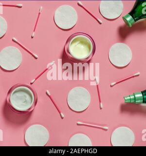 La pelle del viso il concetto di cura. Vista superiore piana e bellezza laici sfondo con vari viso prodotti cosmetici su sfondo Foto Stock