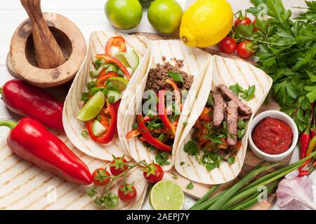 Mexican tacos con carne e verdure. Le spezie e gli ingredienti Foto Stock