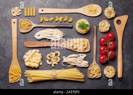 Varie la pasta in cucchiai. Vista superiore laici piatta Foto Stock