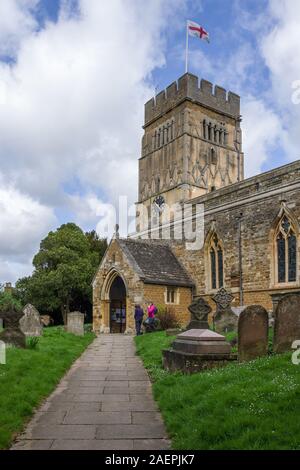 Chiesa di tutti i Santi nel villaggio di Earls Barton, Northamptonshire, Regno Unito; i primi parti data dall'epoca anglosassone. Foto Stock