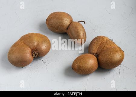 Il brutto kiwi. Gustosi e sani. Cibo vegetariano. Su uno sfondo luminoso. Copia dello spazio. Foto Stock