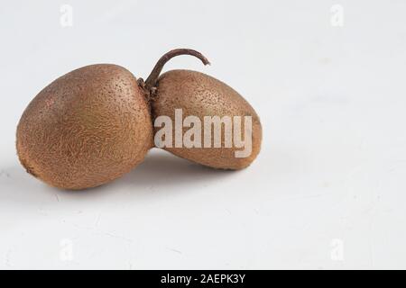 Il brutto kiwi. Gustosi e sani. Cibo vegetariano. Su uno sfondo luminoso. Copia dello spazio. Foto Stock