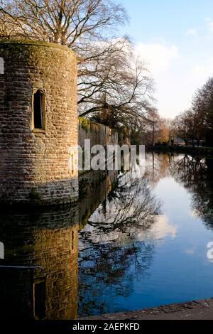 Wells è una cattedrale della città in Somerset REGNO UNITO. Il fossato intorno al palazzo dei vescovi in un giorno di inverni Foto Stock