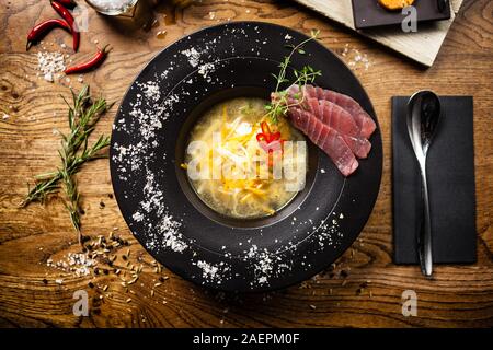 Cancellare la zuppa di pesce serviti in una ciotola in ristorante Foto Stock