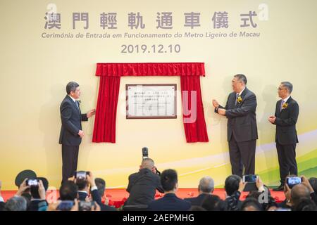 Macao, Cina. Decimo Dec, 2019. Chui Sai on (C), chief executive di Cinese della Regione amministrativa speciale di Macao (SAR), Raimundo lancia do Rosario (L), Segretario dei trasporti e dei Lavori Pubblici di Macao, e ho Cheong Kei, presidente del consiglio di amministrazione di Macao Light Rapid Transit (LRT), assistere alla cerimonia di apertura della LRT Macao nel sud della Cina di Macao, Dic 10, 2019. La LRT Macao è stato ufficialmente messo in operazione martedì. Credito: Cheong Kam Ka/Xinhua/Alamy Live News Foto Stock