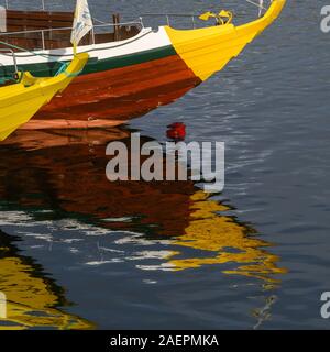 La riflessione della barca in acqua Santa Marinha, Porto, Portogallo settentrionale, Portogallo Foto Stock