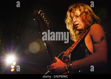 Blues gitarist e cantante Ana Popovic sul palco Foto Stock