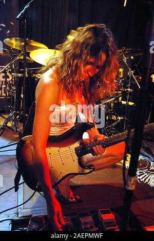 Blues gitarist e cantante Ana Popovic sul palco Foto Stock