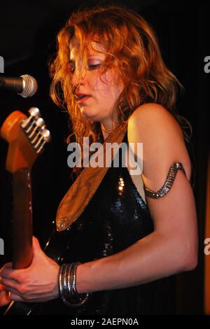 Blues gitarist e cantante Ana Popovic sul palco Foto Stock