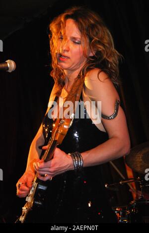 Blues gitarist e cantante Ana Popovic sul palco Foto Stock