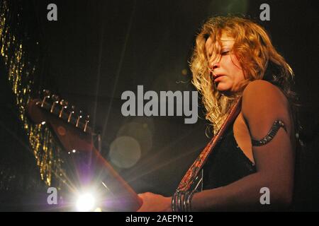 Blues gitarist e cantante Ana Popovic sul palco Foto Stock