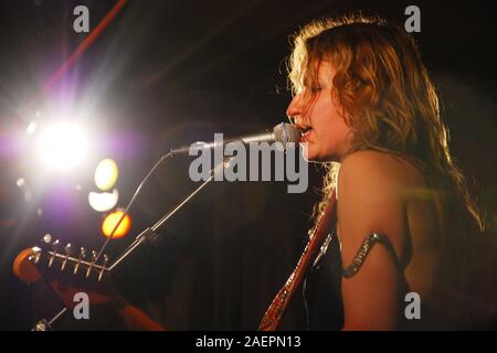 Blues gitarist e cantante Ana Popovic sul palco Foto Stock