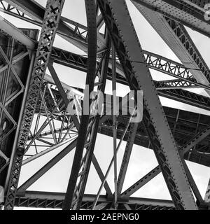 Basso angolo di visualizzazione Dom Luis I ponte, sul fiume Douro, Porto, Portogallo settentrionale, Portogallo Foto Stock