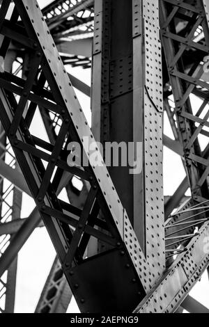 Basso angolo vista del ponte, Dom Luis I Bridge, Porto, Portogallo Foto Stock